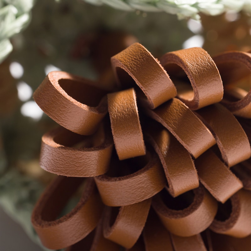 Adorno de piel e hilo efecto rafia