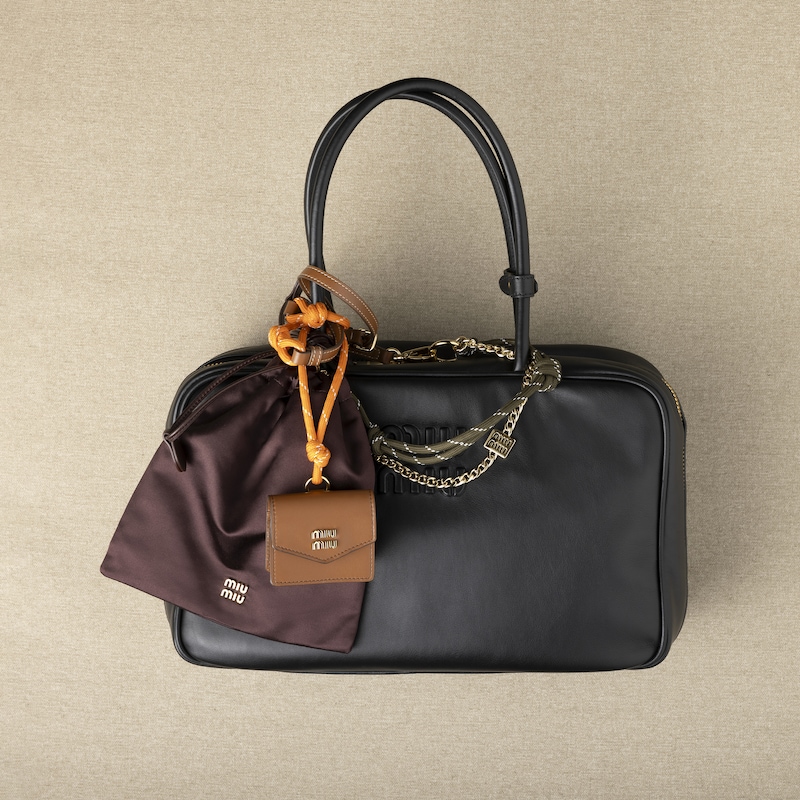 Adorno en forma de llavero de piel, cordón y metal