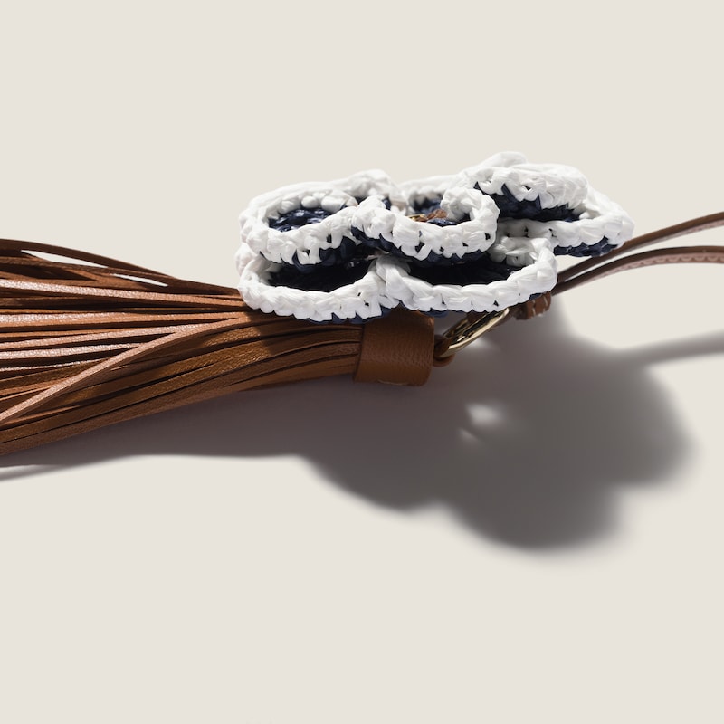 Leather and raffia-effect yarn trick