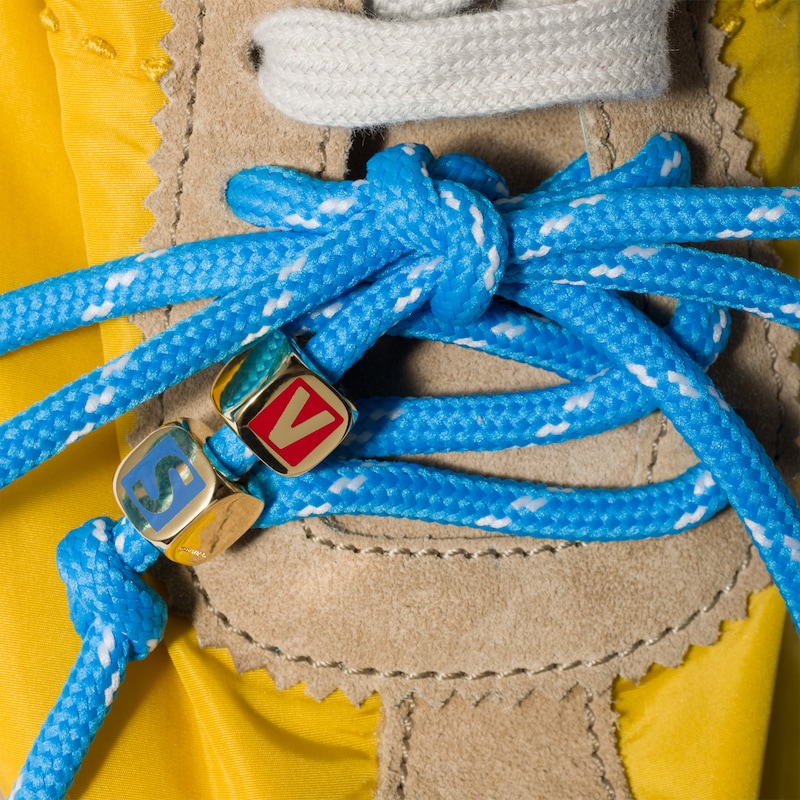 Würfelanhänger aus emailliertem Metall