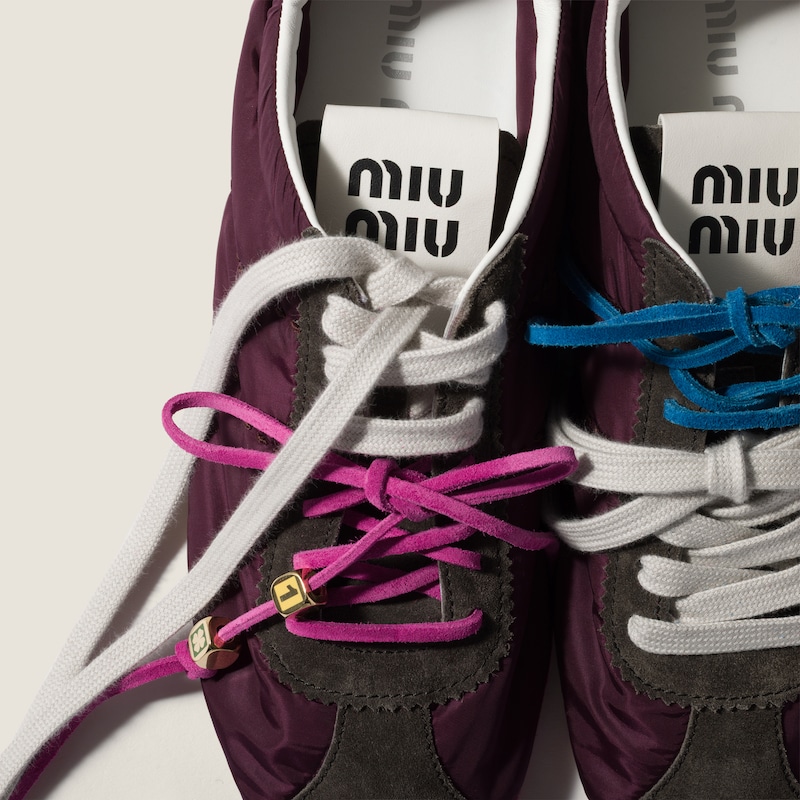 Würfelanhänger aus emailliertem Metall