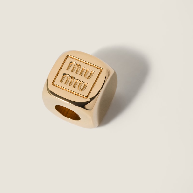 Würfelanhänger aus emailliertem Metall