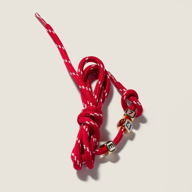 Würfelanhänger aus emailliertem Metall