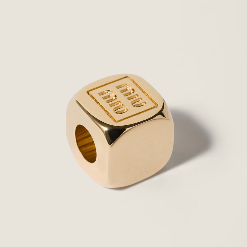 Würfelanhänger aus emailliertem Metall