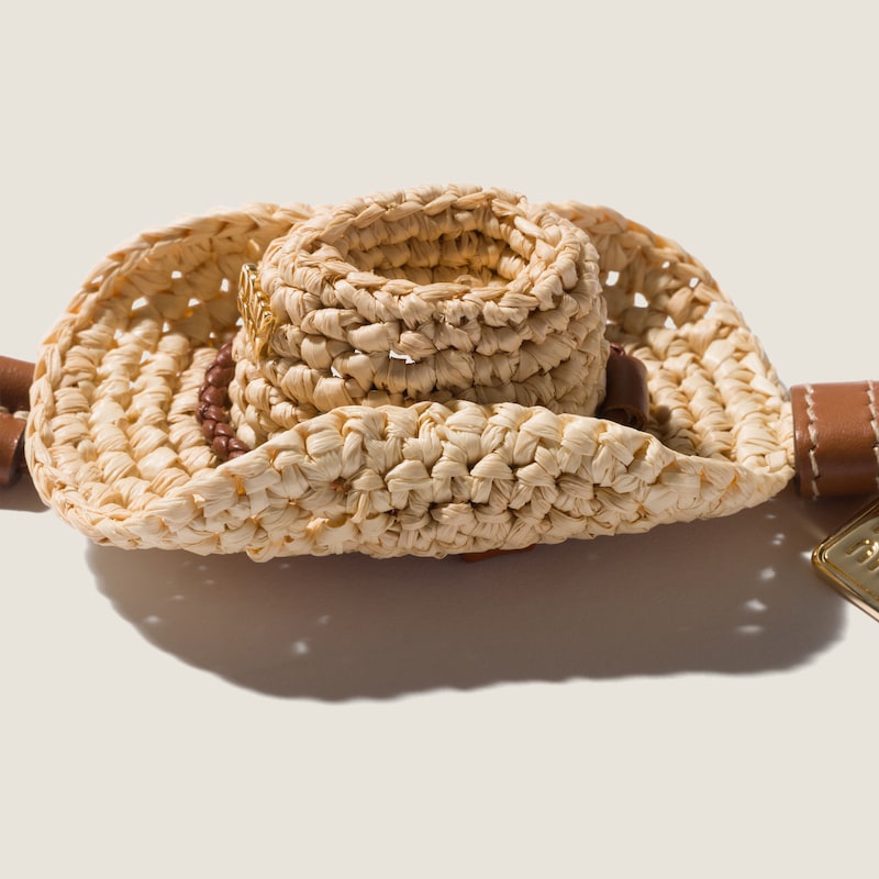 Adorno para llavero de rafia y piel