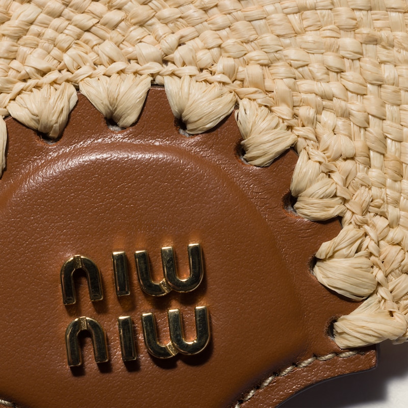 Adorno de rafia y piel