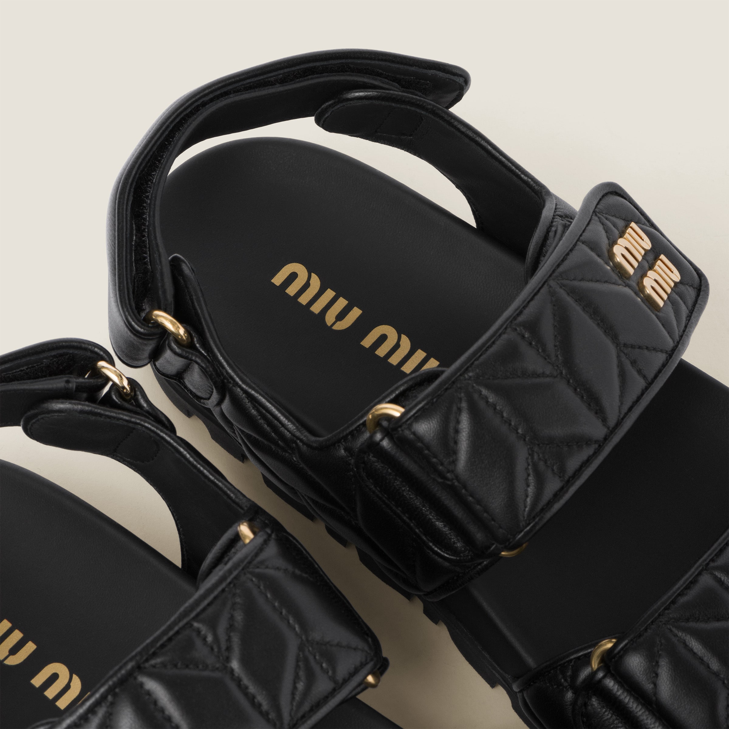ブラック スポーティ マテラッセレザー サンダル | Miu Miu