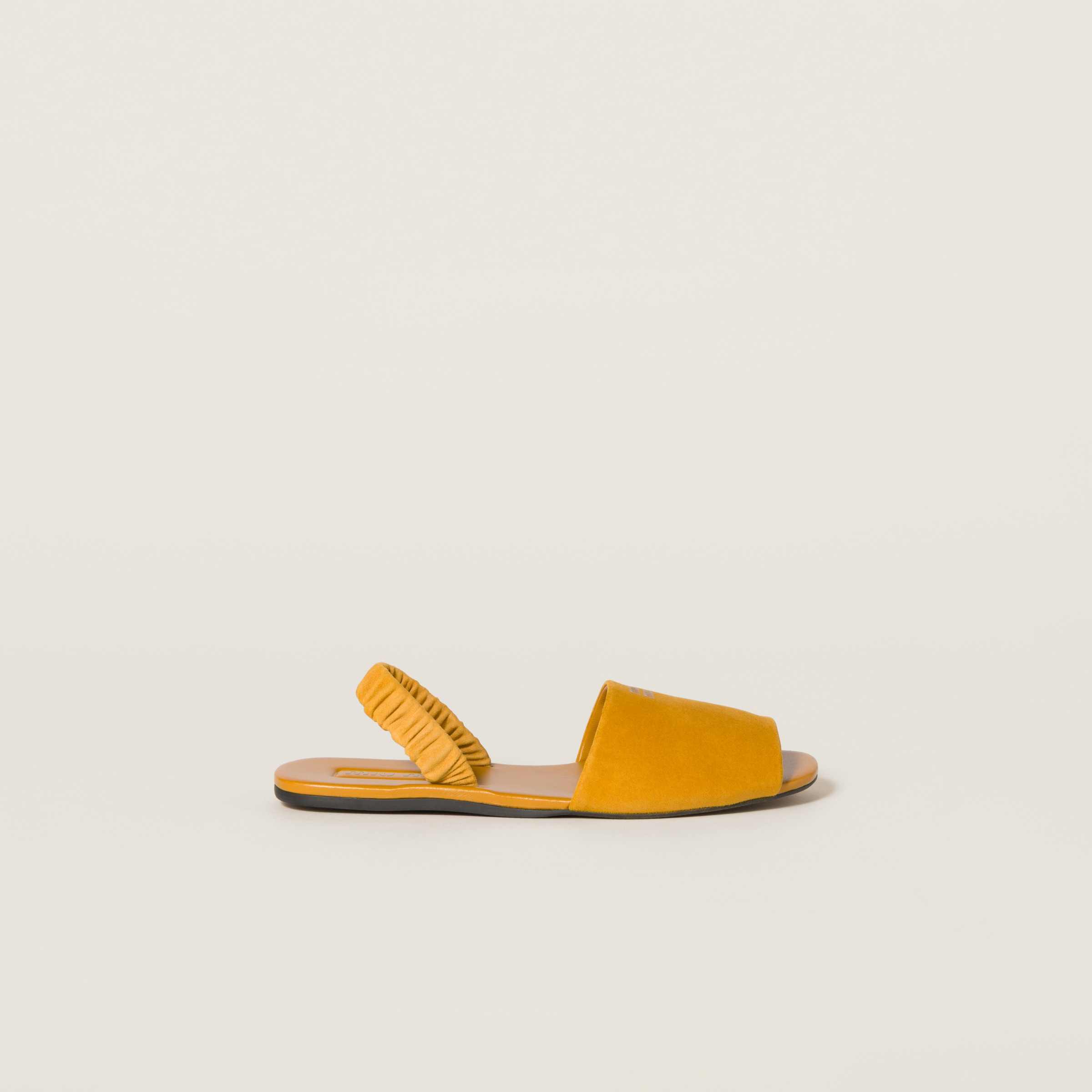 サンダル・ミュール MIU MIU LOGO RUCHES SANDALS Miu Miu Matelassé logo-plaque Sandals | Neutrals | FARFETCH