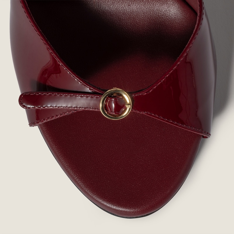 صندل من الجلد اللمّاع بمشابك