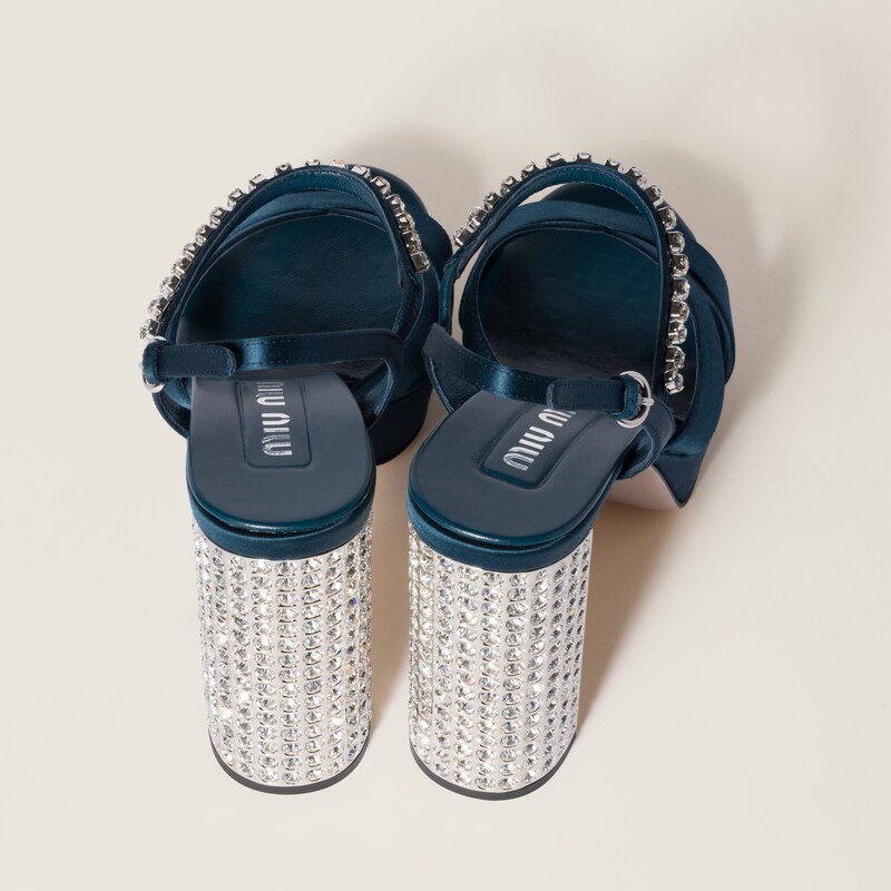 صندل بنعل أمامي من الساتان