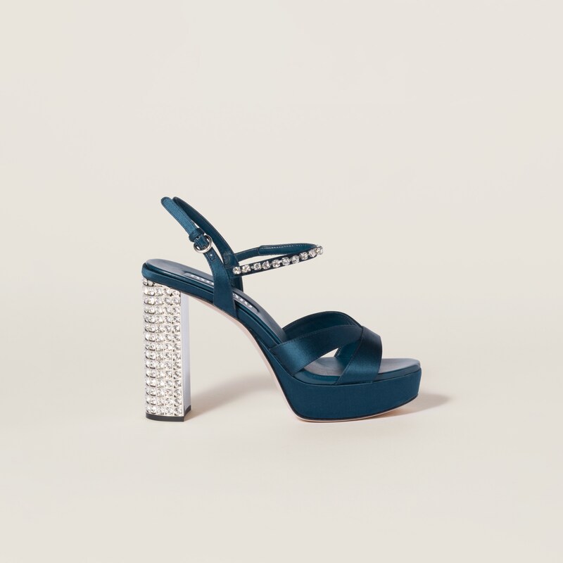 صندل بنعل أمامي من الساتان