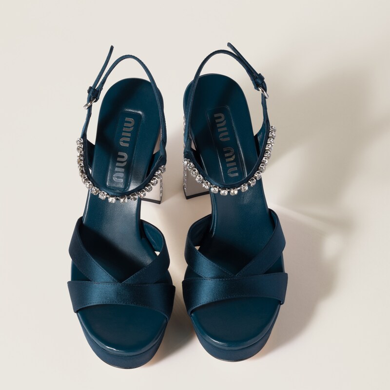 صندل بنعل أمامي من الساتان