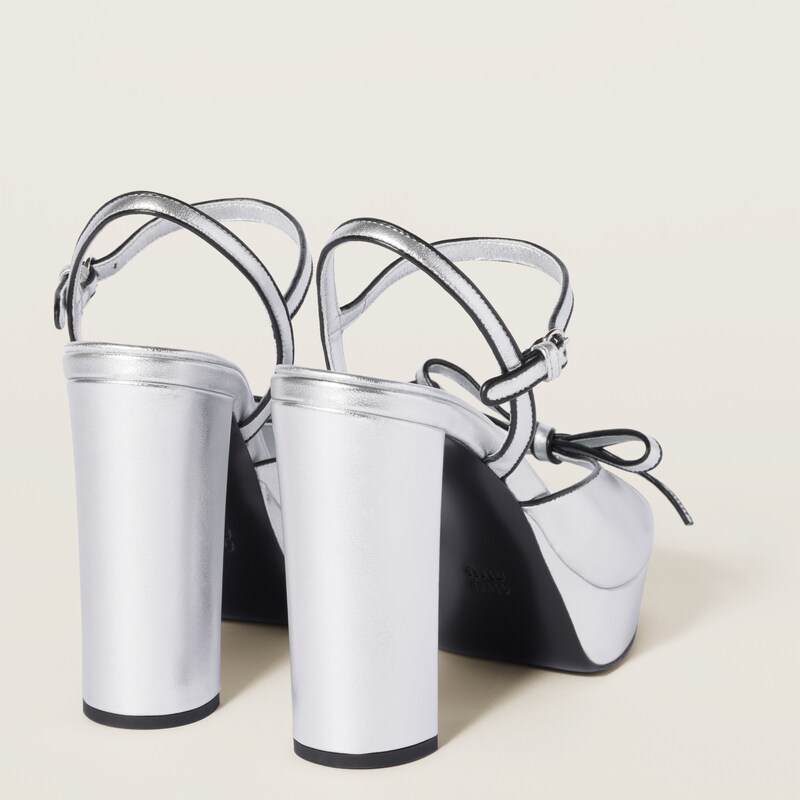 صندل بنعل مرتفع من جلد نابا بلون لماع