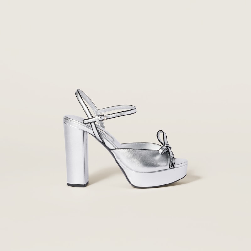 صندل بنعل مرتفع من جلد نابا بلون لماع