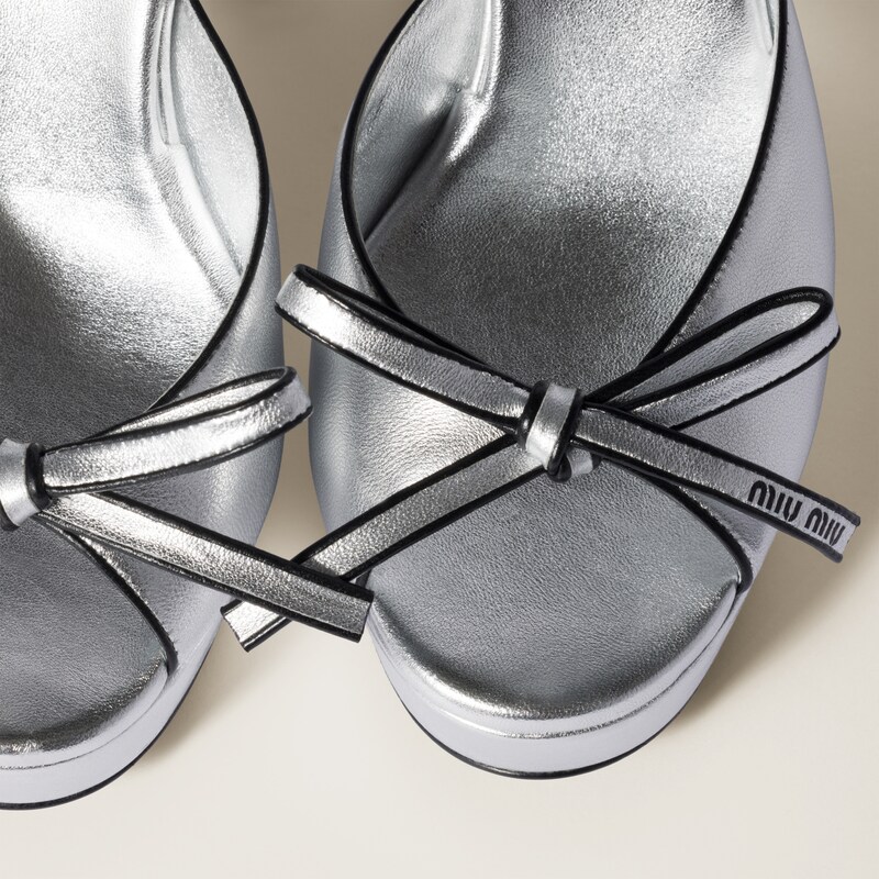 صندل بنعل مرتفع من جلد نابا بلون لماع