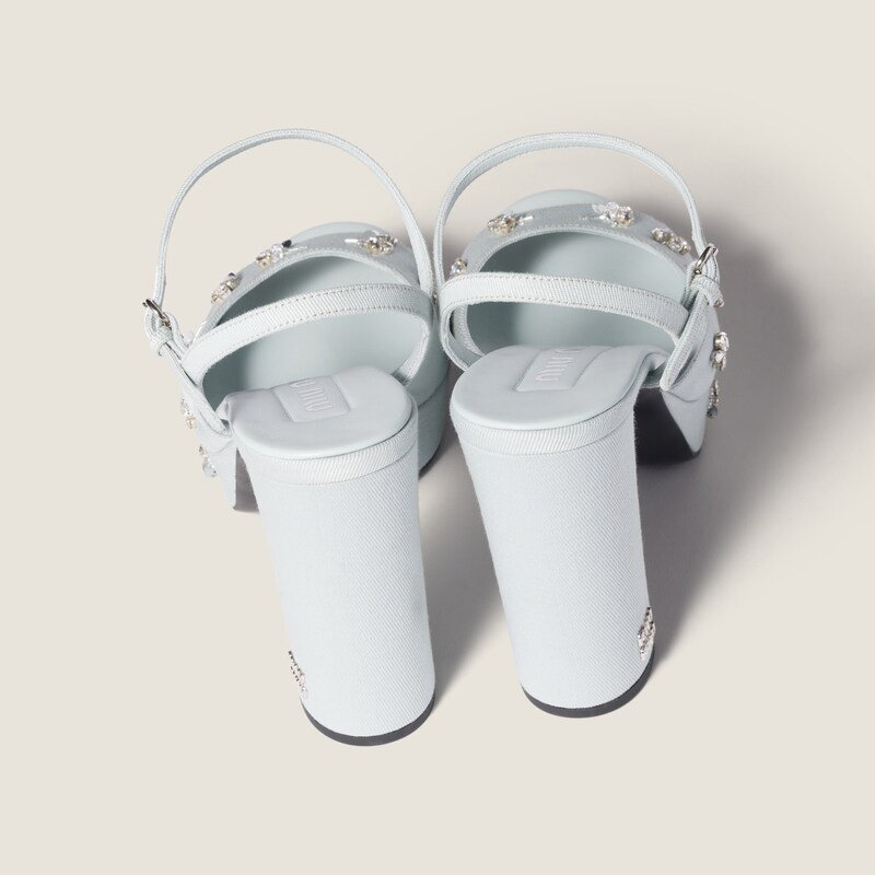 صندل من قماش الدريل المطرّز