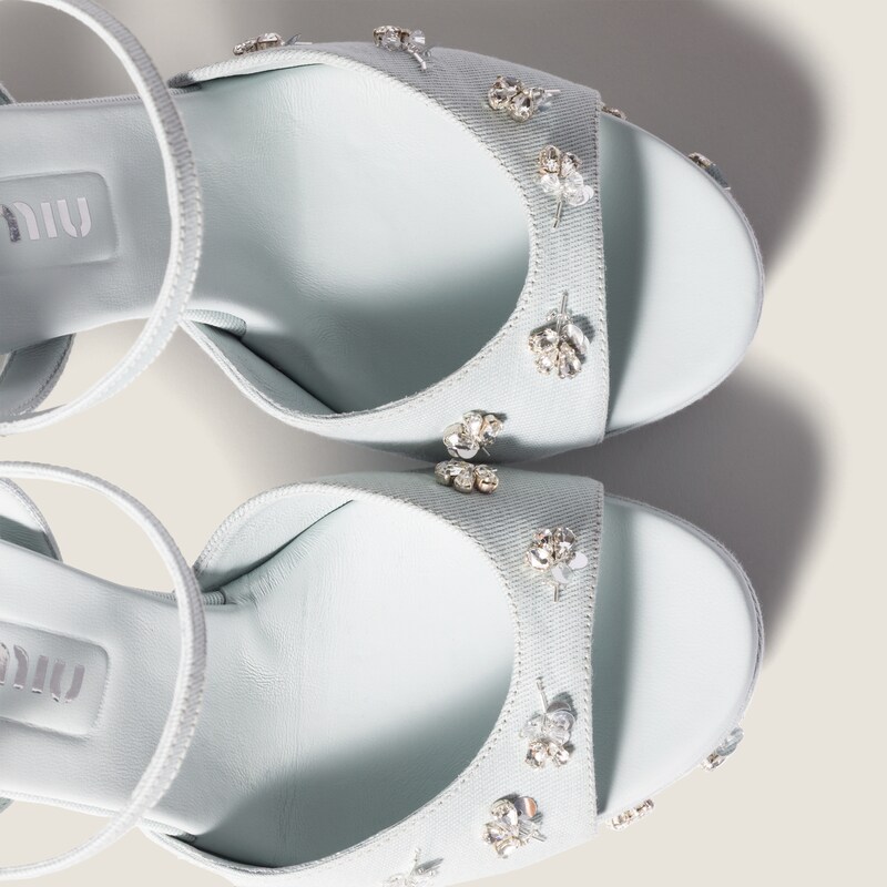 صندل من قماش الدريل المطرّز