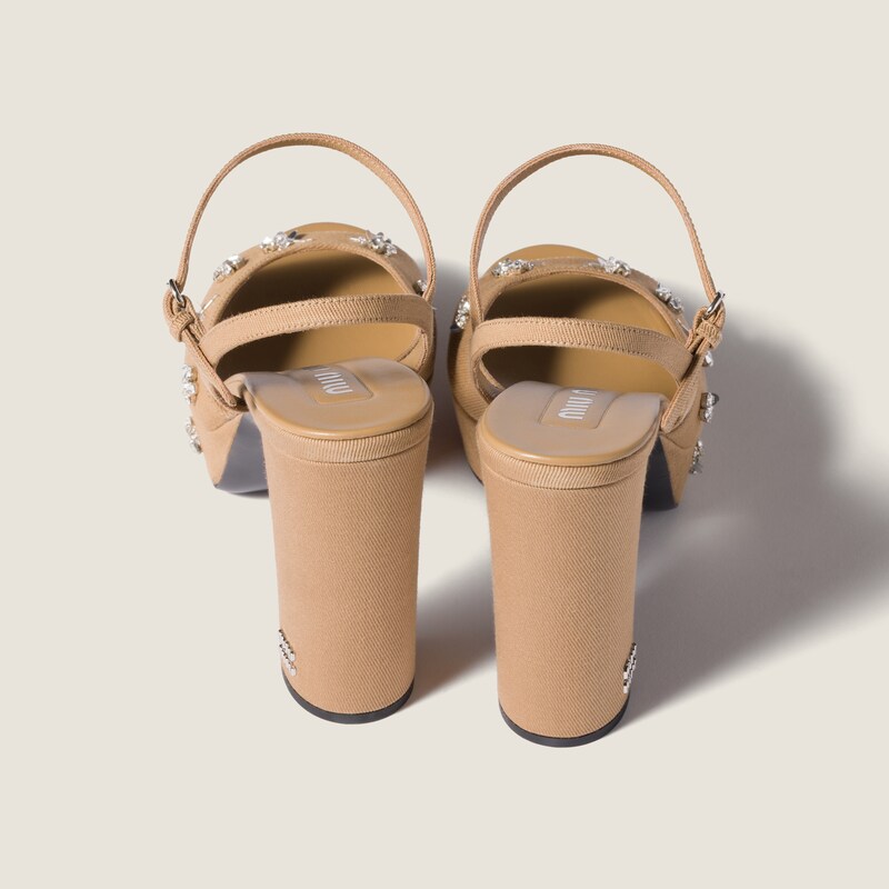 صندل من قماش الدريل المطرّز