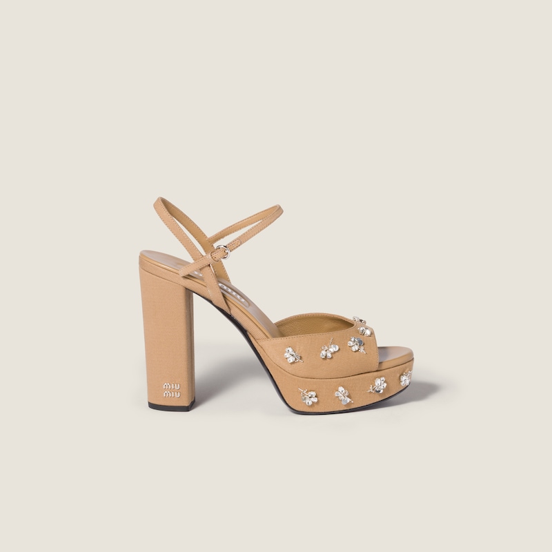 صندل من قماش الدريل المطرّز