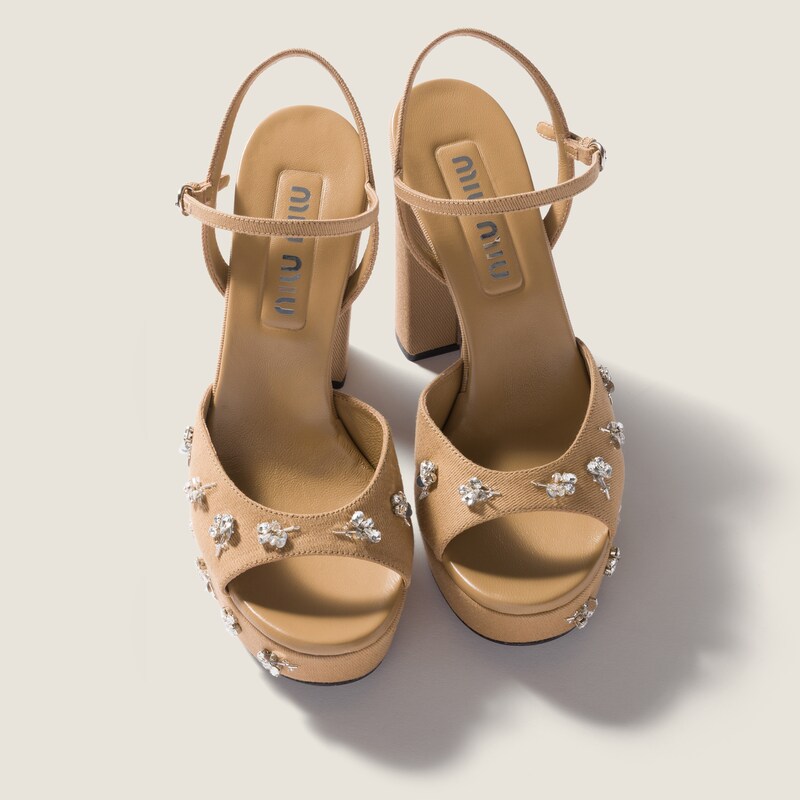 صندل من قماش الدريل المطرّز