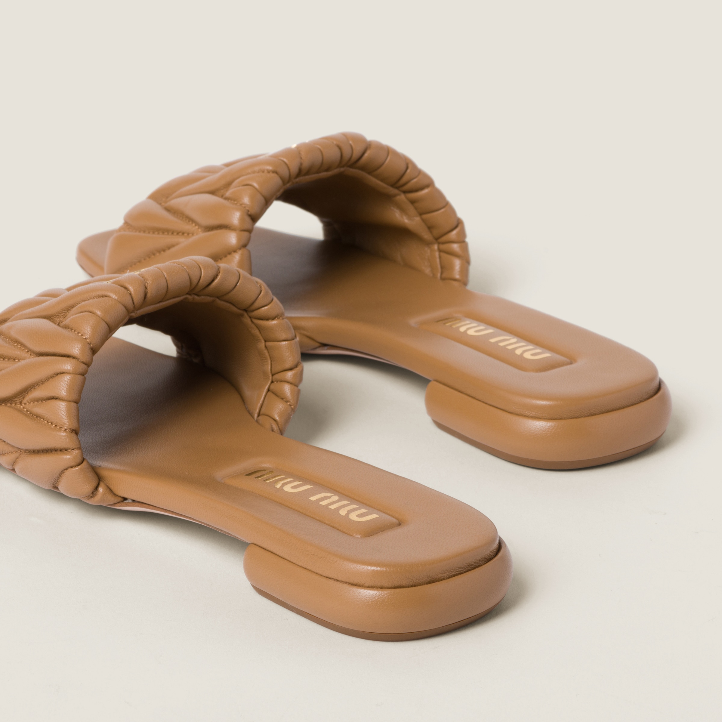 サンダル・ミュール MIU MIIU 5XX605_88T_F0NBL MATELASSE NAPPA LEATHER SLIDES Caramel Matelassé Nappa Leather Slides | Miu Miu