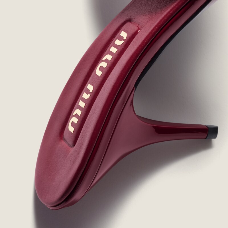 Matelassé patent nappa leather mules