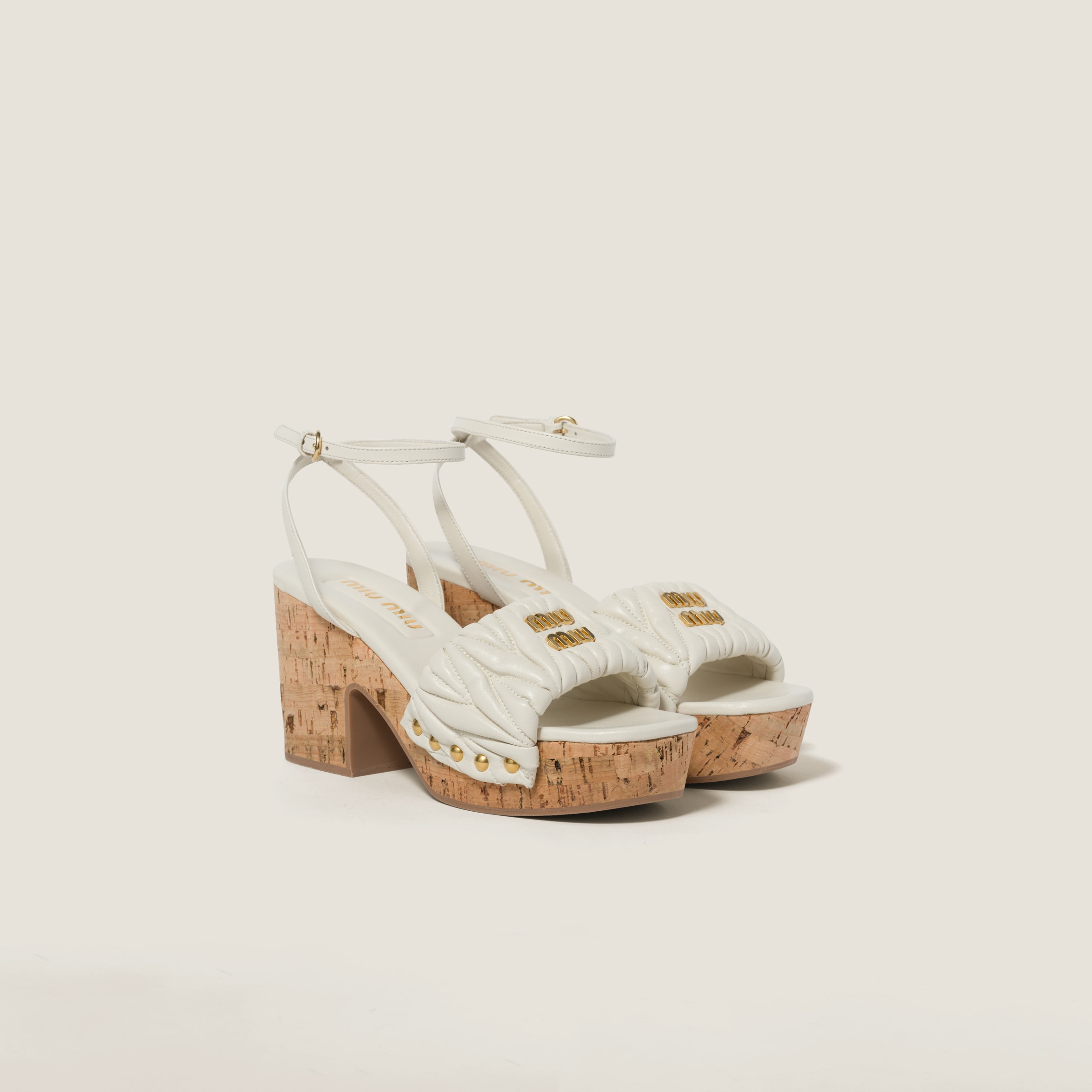 サンダル・ミュール MiuMiu | Matelasse nappa leather cork heel sandals 5XZ482 Miu Miu Matelassé Nappa Leather Cork Heel Sandals in