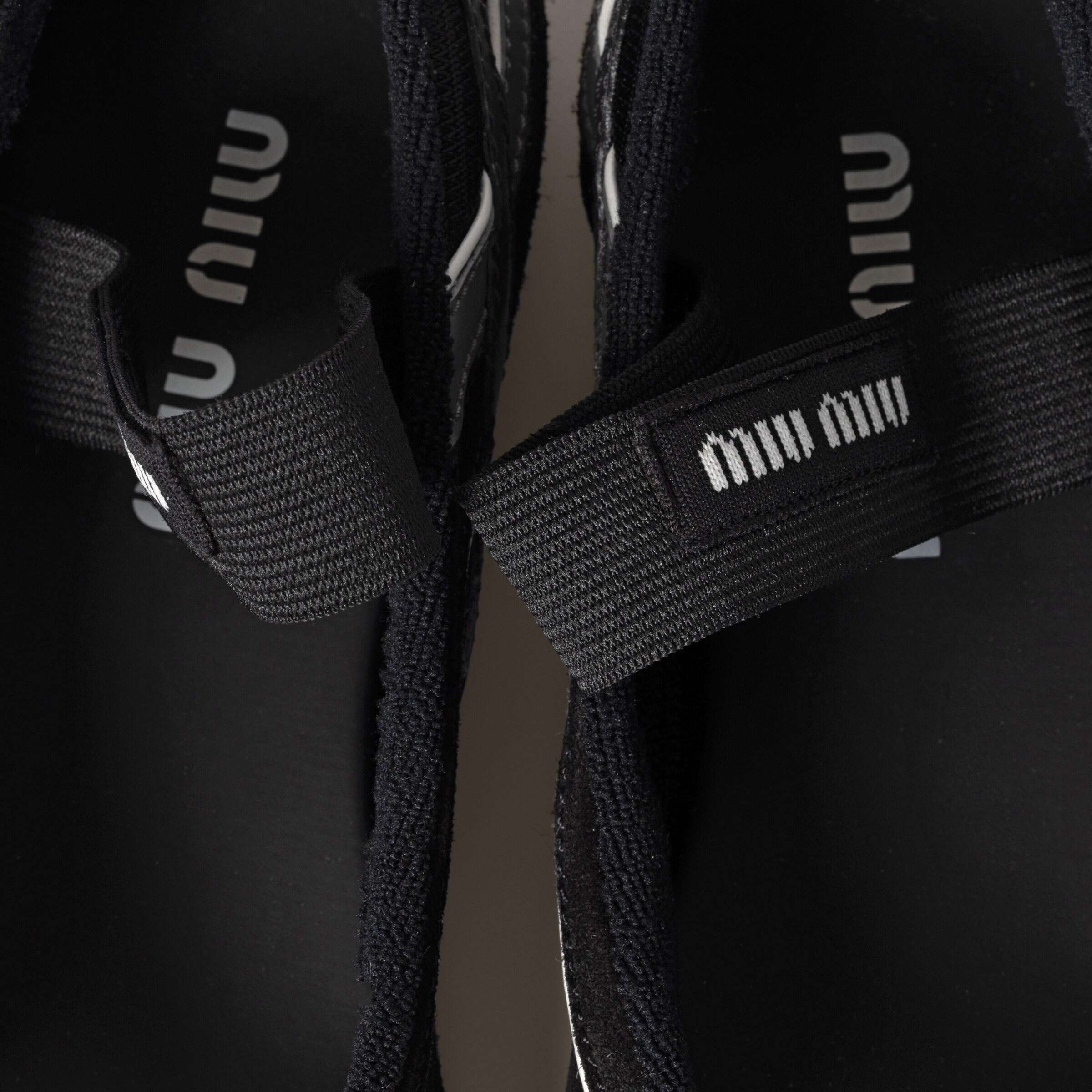 【これからの季節に】MIU MIU ★ジムナジウム トングバレリーナ ブラック/ダークグレー ジムナジウム テクニカルファブリック