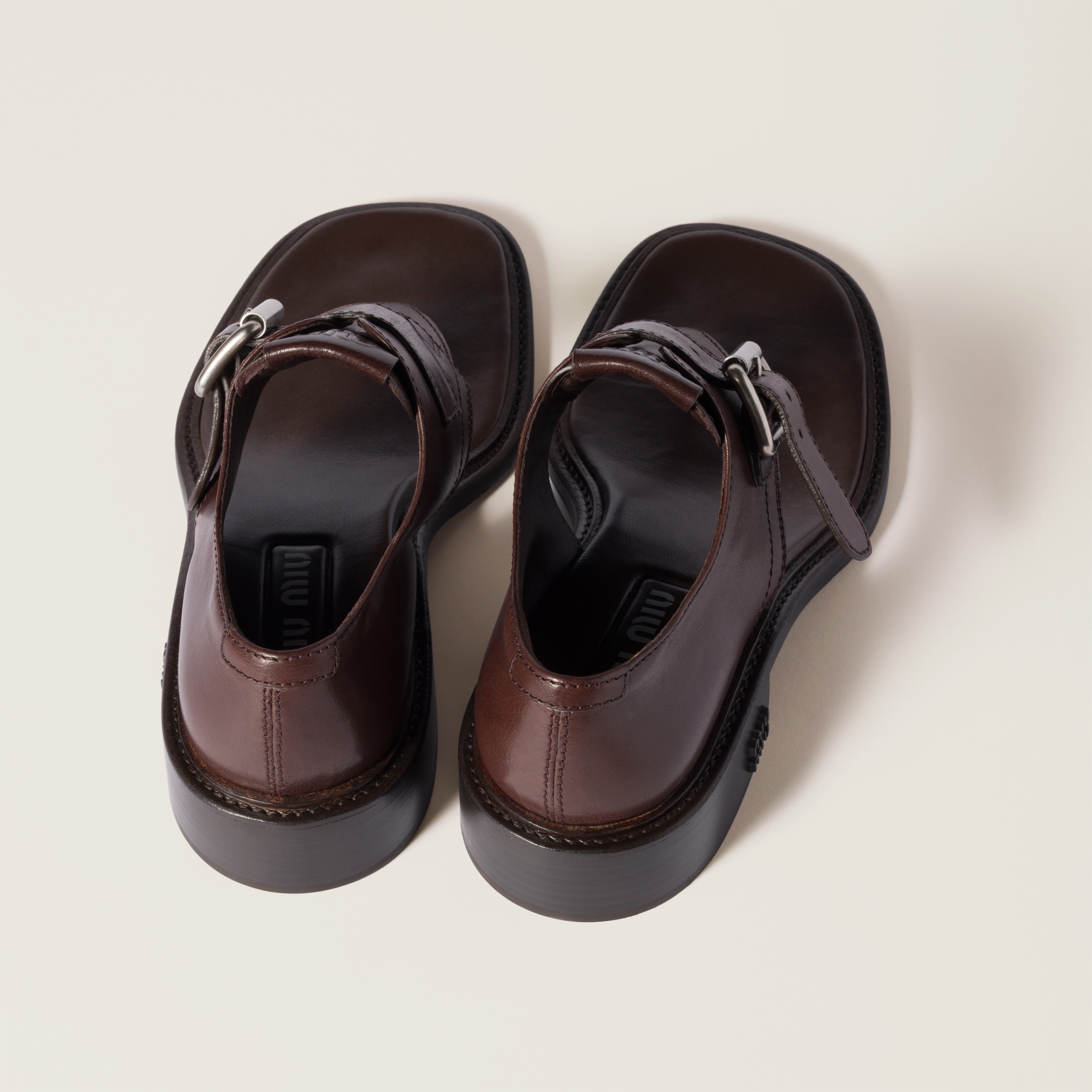 経典ブランド トングサンダル レザー バックル付 ダークブラウン | Miu Miu 靴