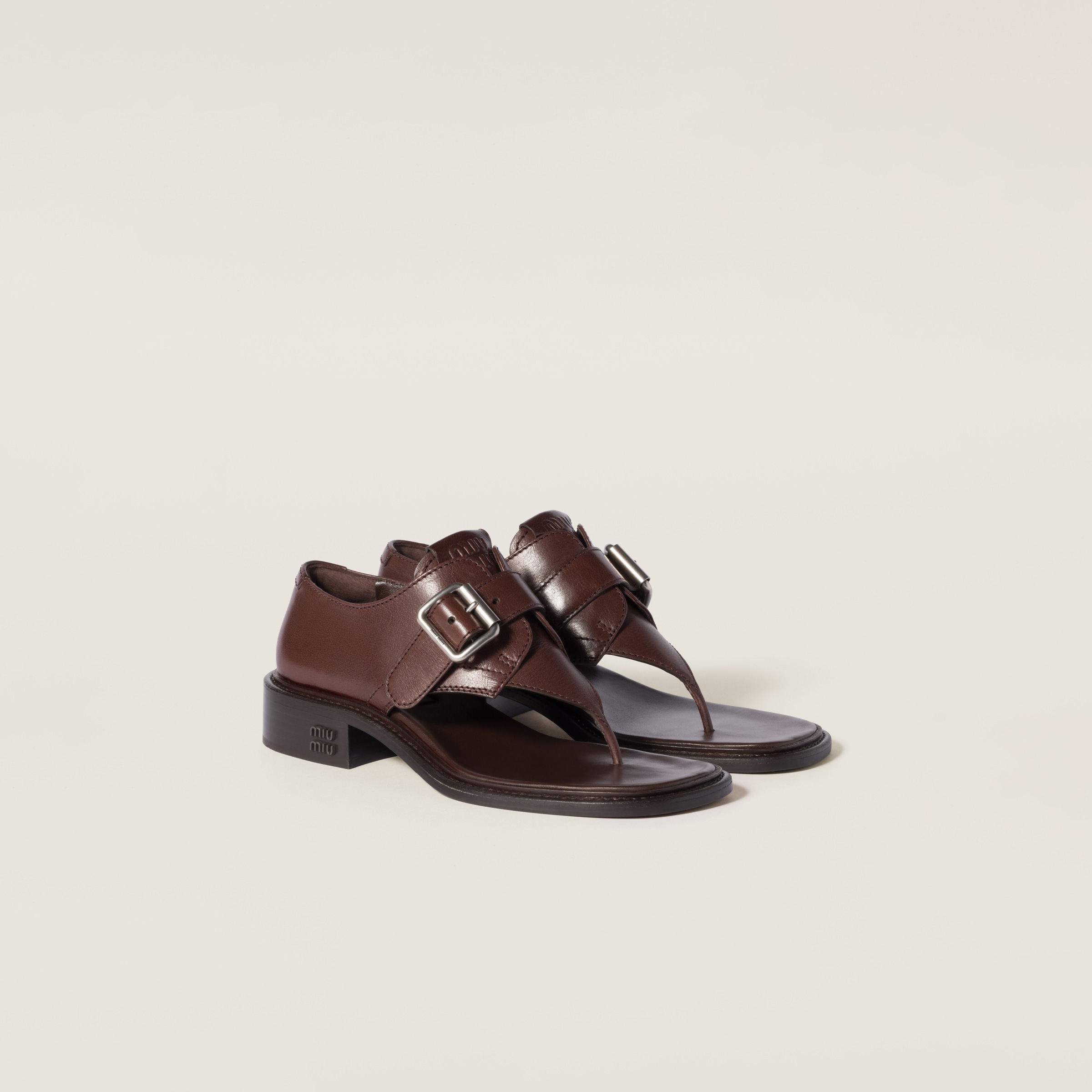 ダークブラウン バックル付 レザー トングサンダル | Miu Miu