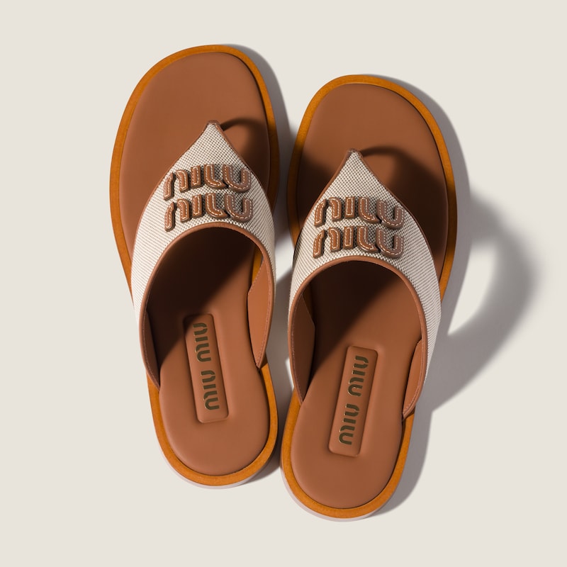 Sandalias de dedo en lona y piel