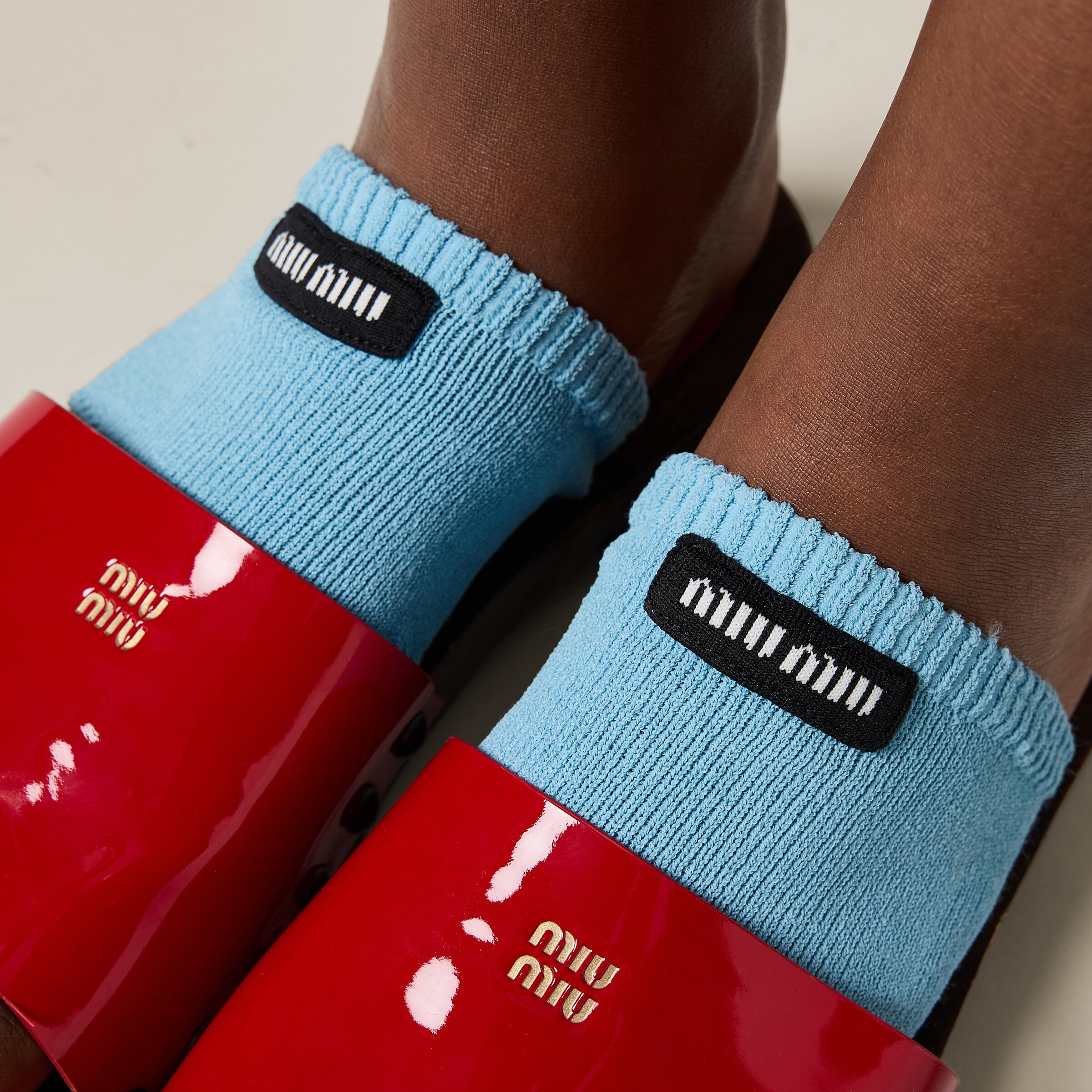 【Miu Miu】パテントレザー ロゴ スタッズ クロッグサンダル 三越伊勢丹 | MIU MIU/ミュウミュウ通販 | パテントレザー