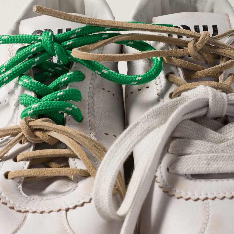 Lacets en cuir coloré