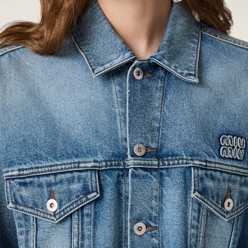 Veste en denim délavé courte