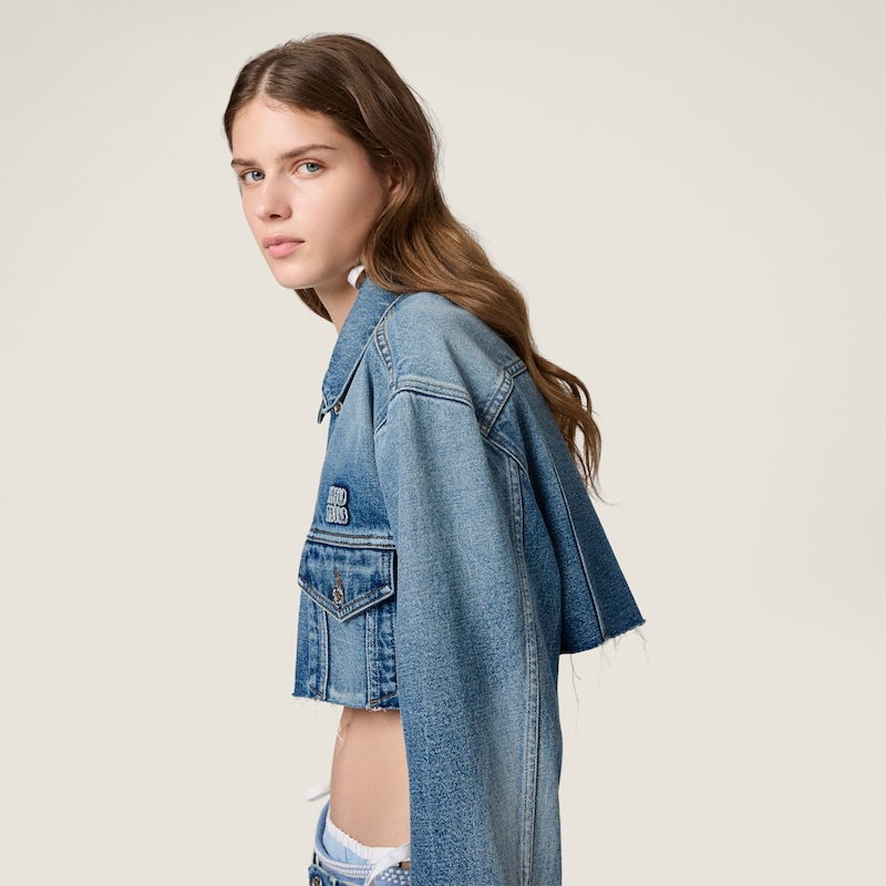 Veste en denim délavé courte