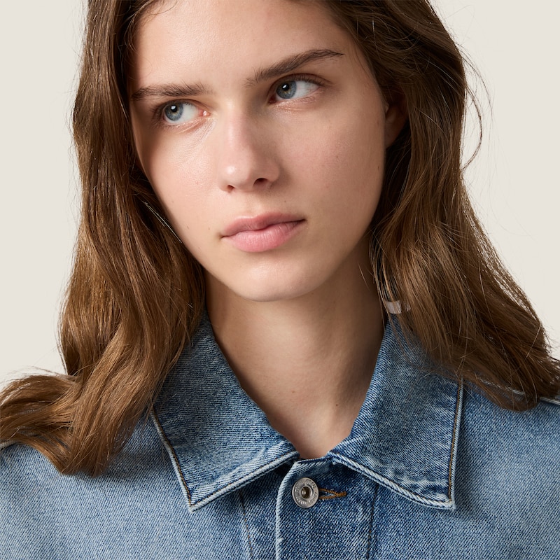 Veste en denim délavé courte