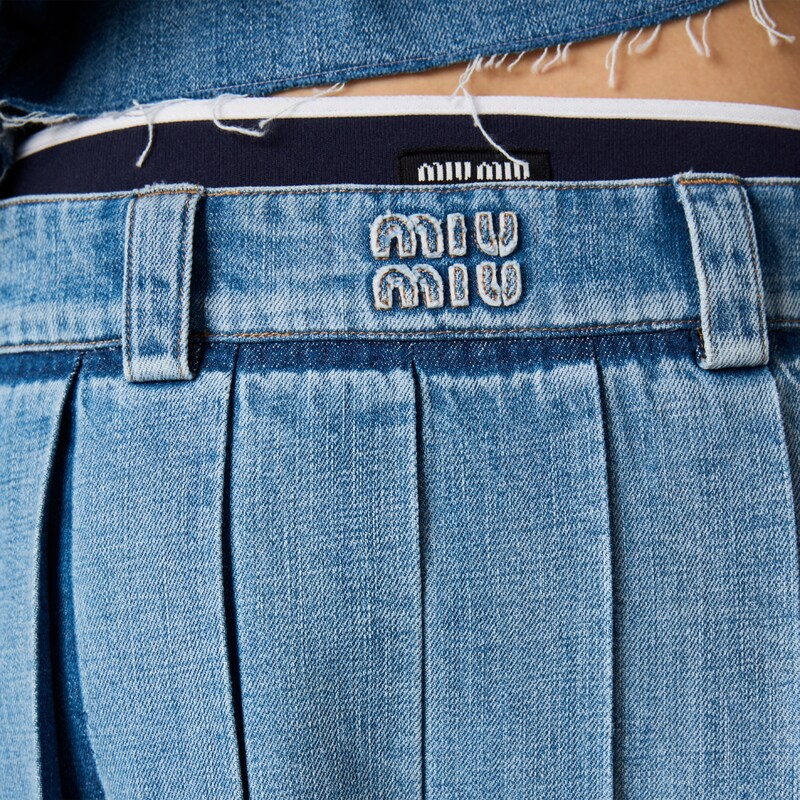 تنورة دنيم مع ثنيات