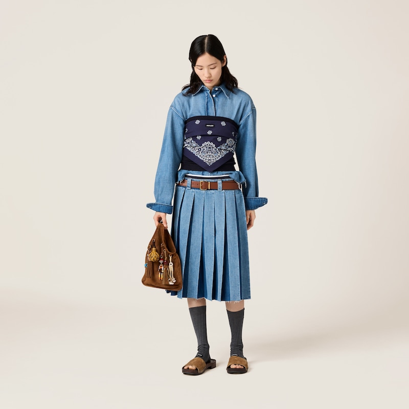 تنورة دنيم مع ثنيات