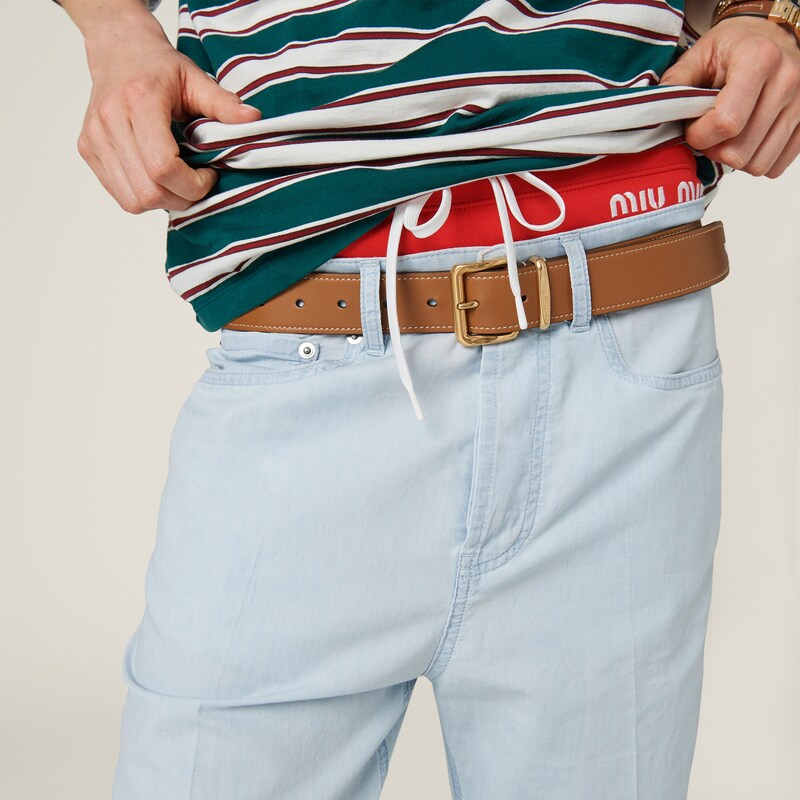 Calça em denim chambray com cinco bolsos