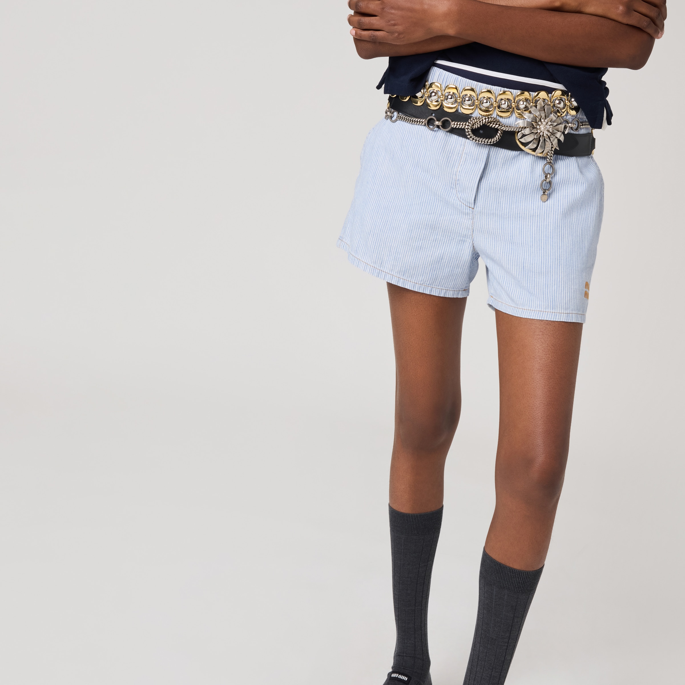 ◆完売前に◆【MiuMiu】ストライプ柄 シャンブレー パンツ ブルー ストライプ柄のシャンブレー・バミューダパンツ | Miu Miu
