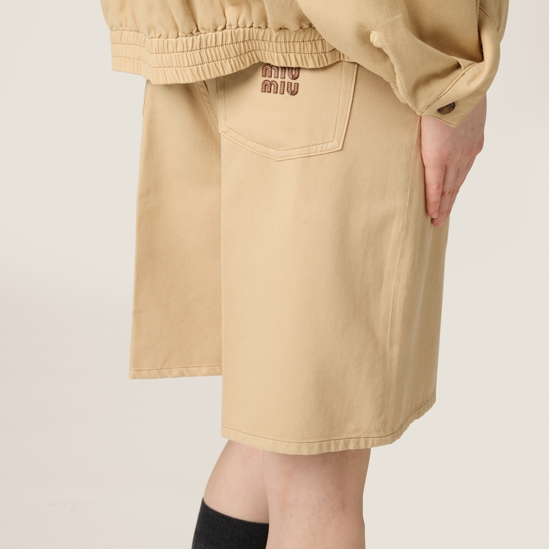 浅色牛仔布百慕大短裤