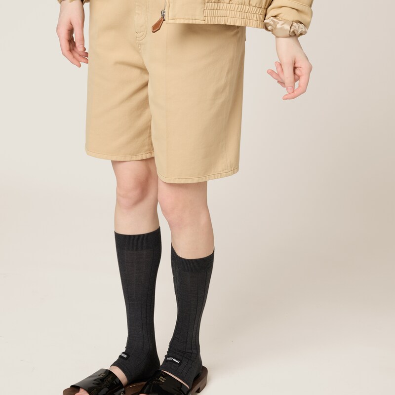 浅色牛仔布百慕大短裤