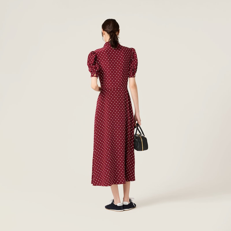 فستان طويل منقوش من قماش كريب دوشين