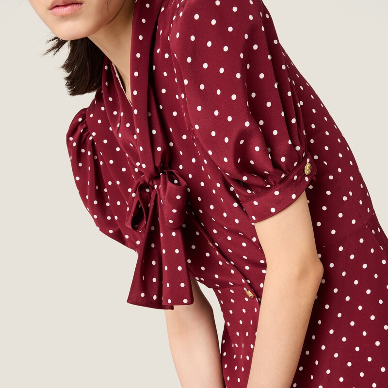 فستان طويل منقوش من قماش كريب دوشين