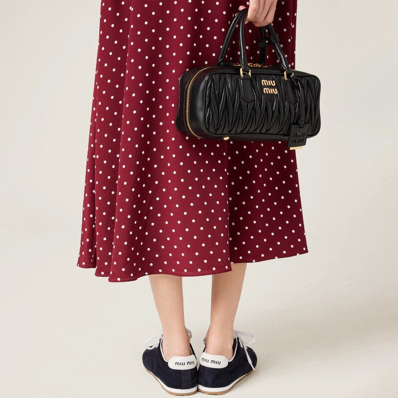 فستان طويل منقوش من قماش كريب دوشين