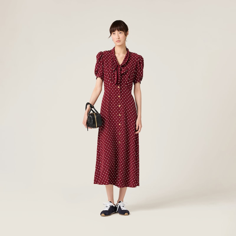 فستان طويل منقوش من قماش كريب دوشين