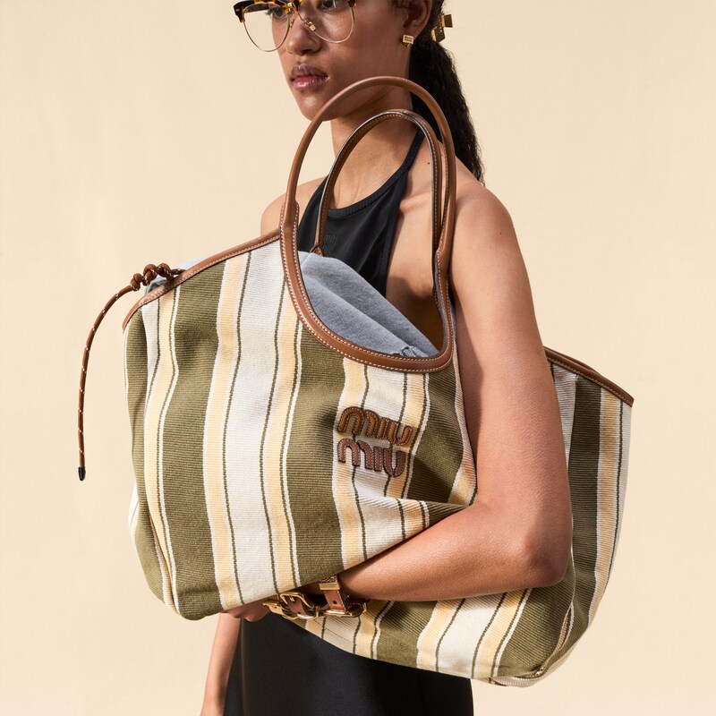 فستان من الساتان