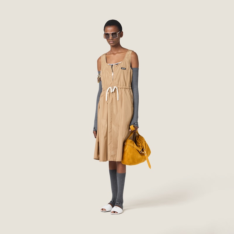 Robe en soie technique