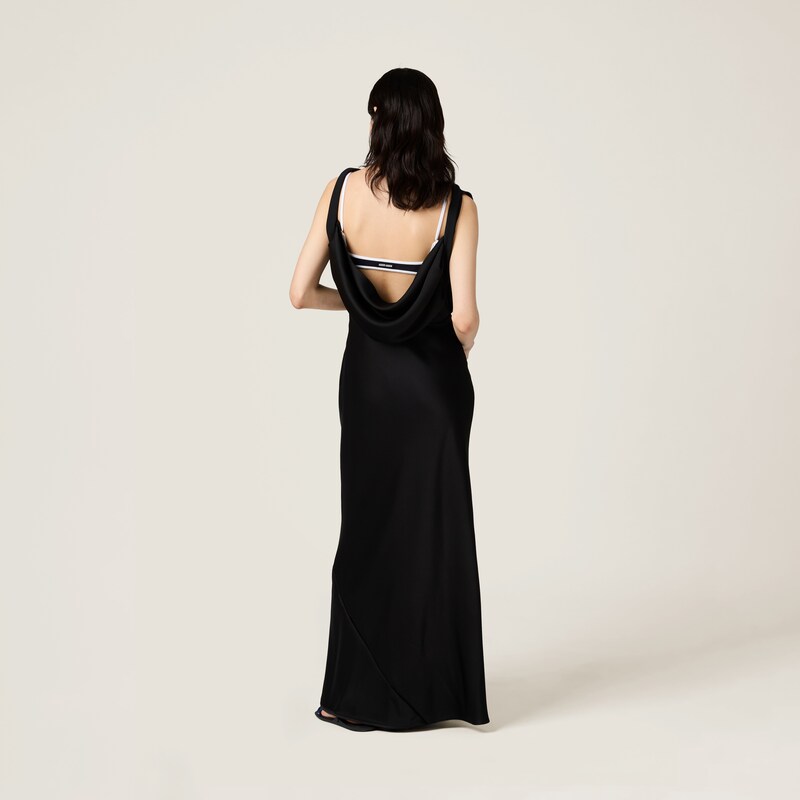 Robe longue en satin
