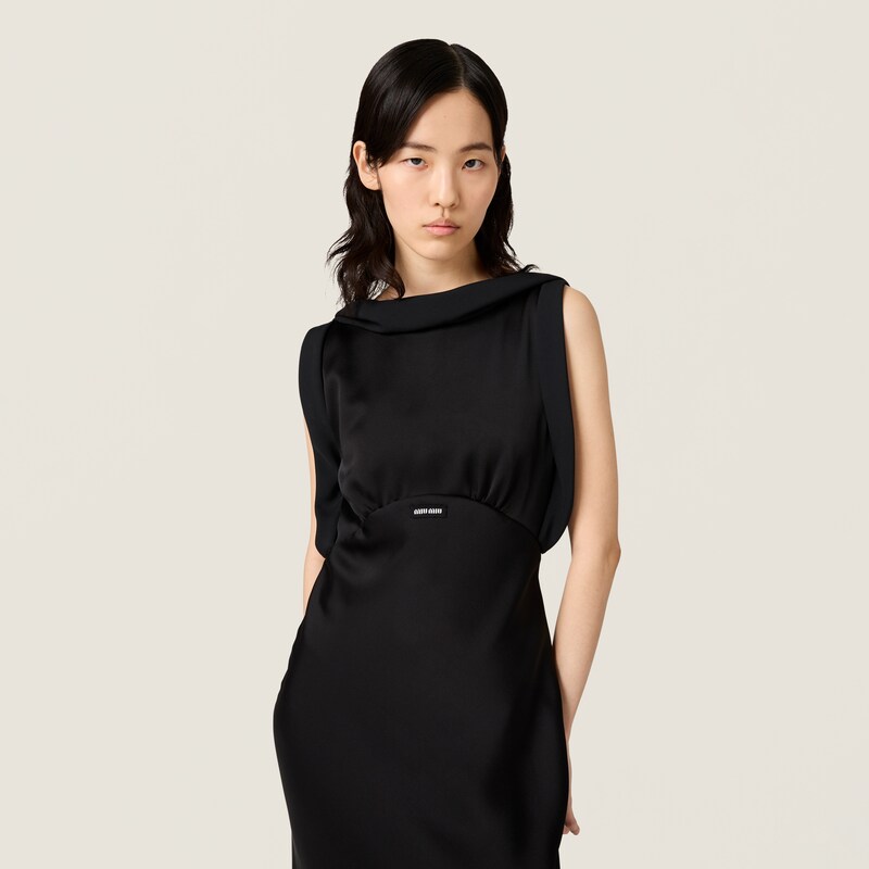 Robe longue en satin